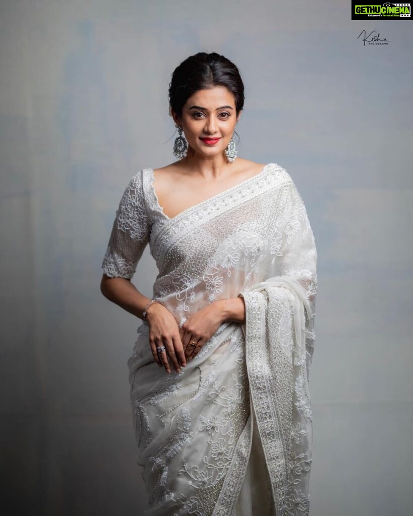 Priyamani Instagram - A woman in a white dress may look calm on the outside but has all the hidden energy and sensuality on the inside 🤍🤍🤍🤍🤍 Saree : @varunchakkilam Styling : @stylebyannapurna Jewellery : @thetrinkaholic 📸 : @they_call_me_keshu MUH: @pradeep_makeup @shobhahawale Personal assistant: @prasad_idiot #custodyfromtoday #whitesareelove