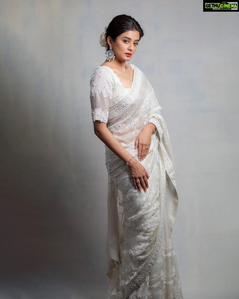 Priyamani Instagram - A woman in a white dress may look calm on the outside but has all the hidden energy and sensuality on the inside 🤍🤍🤍🤍🤍 Saree : @varunchakkilam Styling : @stylebyannapurna Jewellery : @thetrinkaholic 📸 : @they_call_me_keshu MUH: @pradeep_makeup @shobhahawale Personal assistant: @prasad_idiot #custodyfromtoday #whitesareelove