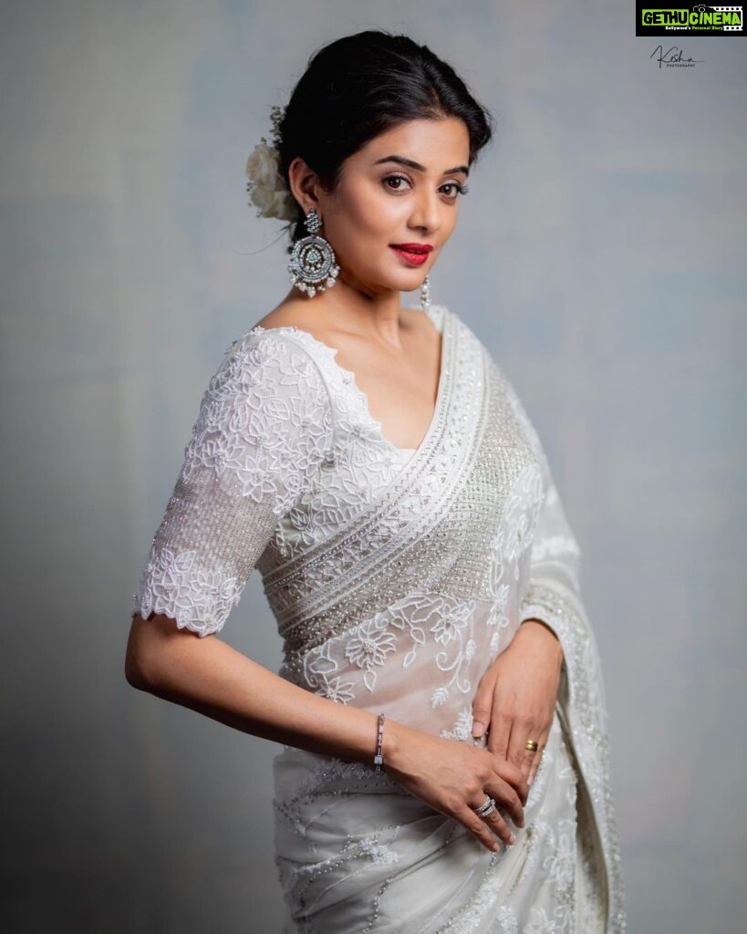 Priyamani Instagram - A woman in a white dress may look calm on the outside but has all the hidden energy and sensuality on the inside 🤍🤍🤍🤍🤍 Saree : @varunchakkilam Styling : @stylebyannapurna Jewellery : @thetrinkaholic 📸 : @they_call_me_keshu MUH: @pradeep_makeup @shobhahawale Personal assistant: @prasad_idiot #custodyfromtoday #whitesareelove