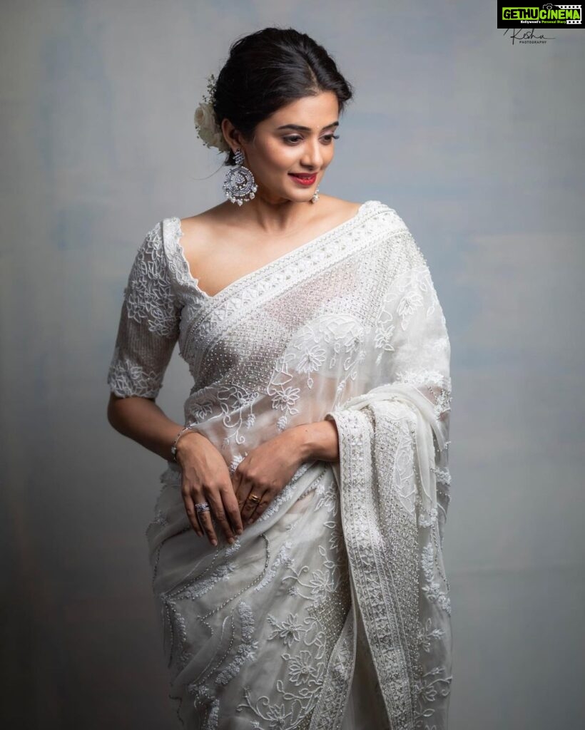 Priyamani Instagram - A woman in a white dress may look calm on the outside but has all the hidden energy and sensuality on the inside 🤍🤍🤍🤍🤍 Saree : @varunchakkilam Styling : @stylebyannapurna Jewellery : @thetrinkaholic 📸 : @they_call_me_keshu MUH: @pradeep_makeup @shobhahawale Personal assistant: @prasad_idiot #custodyfromtoday #whitesareelove