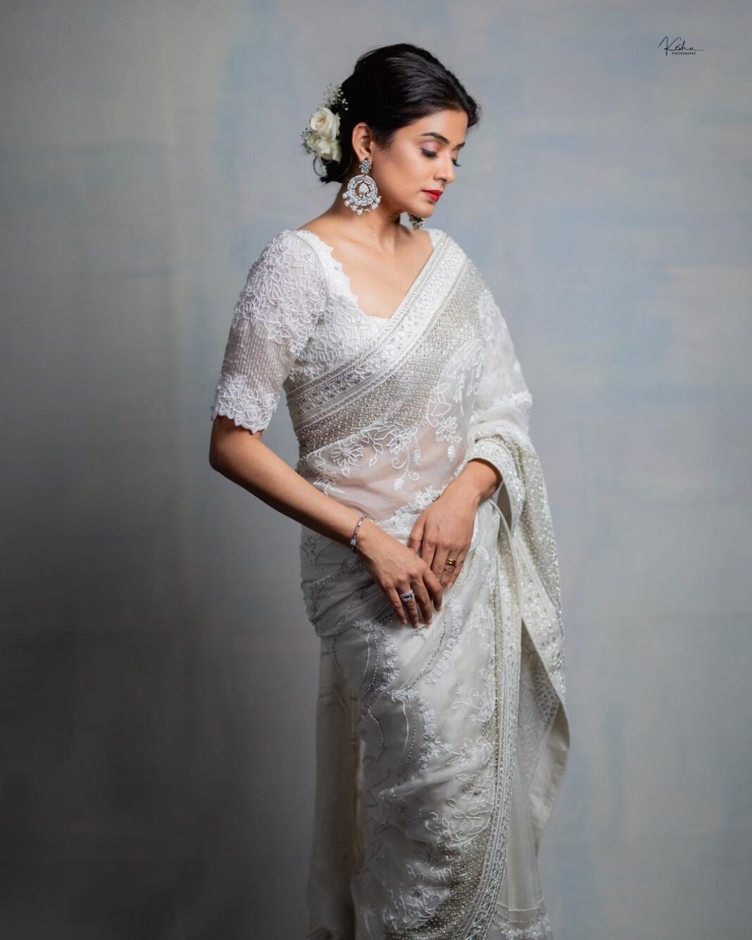 Priyamani Instagram - A woman in a white dress may look calm on the outside but has all the hidden energy and sensuality on the inside 🤍🤍🤍🤍🤍 Saree : @varunchakkilam Styling : @stylebyannapurna Jewellery : @thetrinkaholic 📸 : @they_call_me_keshu MUH: @pradeep_makeup @shobhahawale Personal assistant: @prasad_idiot #custodyfromtoday #whitesareelove