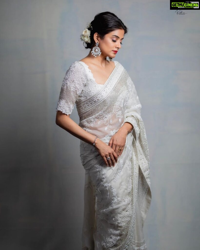 Priyamani Instagram - A woman in a white dress may look calm on the outside but has all the hidden energy and sensuality on the inside 🤍🤍🤍🤍🤍 Saree : @varunchakkilam Styling : @stylebyannapurna Jewellery : @thetrinkaholic 📸 : @they_call_me_keshu MUH: @pradeep_makeup @shobhahawale Personal assistant: @prasad_idiot #custodyfromtoday #whitesareelove