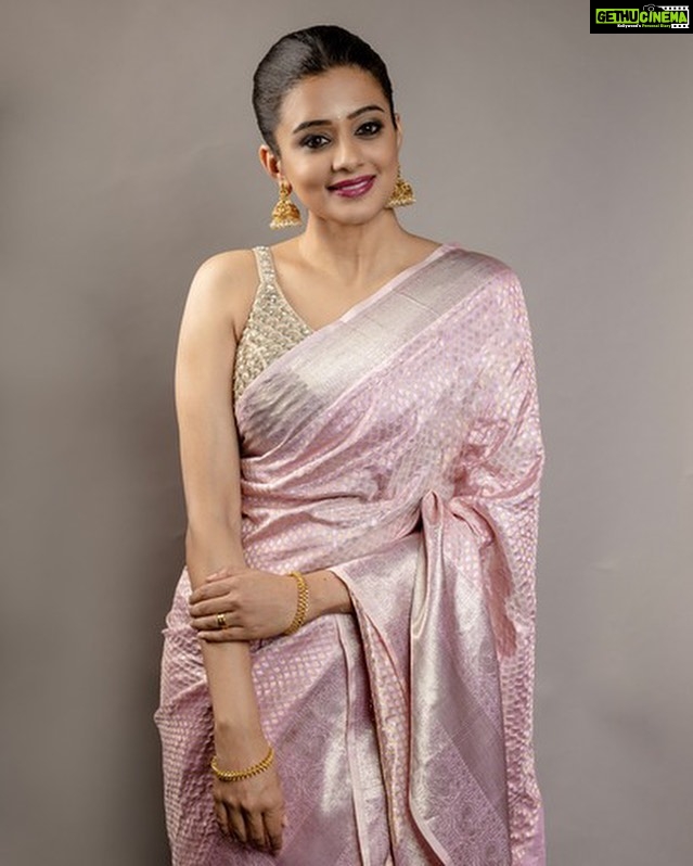 Priyamani Instagram - Elegance is the one beauty that never fades ❤️❤️ Outfit : @deepthiganeshlabel Jewellery : @aditi_collection Bangles : @deepthiganeshlabel 📸 : @kiransaphotography Styled by : @stylebyannapurna MUH : @pradeep_makeup @shobhahawale #custodyonmay12 #sareelove