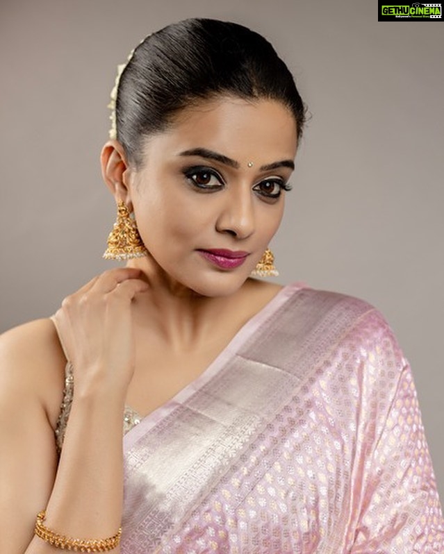 Priyamani Instagram - Elegance is the one beauty that never fades ❤️❤️ Outfit : @deepthiganeshlabel Jewellery : @aditi_collection Bangles : @deepthiganeshlabel 📸 : @kiransaphotography Styled by : @stylebyannapurna MUH : @pradeep_makeup @shobhahawale #custodyonmay12 #sareelove