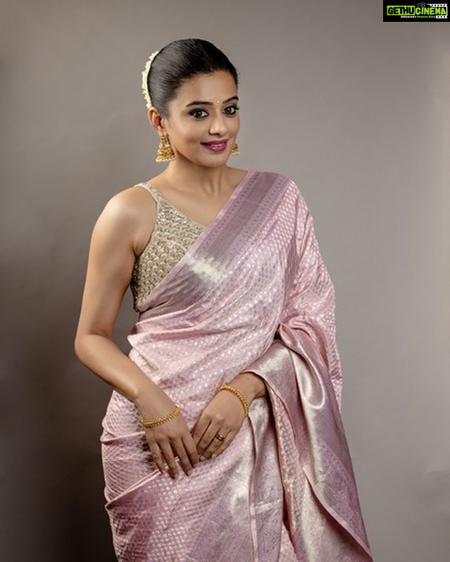 Priyamani Instagram - Elegance is the one beauty that never fades ❤️❤️ Outfit : @deepthiganeshlabel Jewellery : @aditi_collection Bangles : @deepthiganeshlabel 📸 : @kiransaphotography Styled by : @stylebyannapurna MUH : @pradeep_makeup @shobhahawale #custodyonmay12 #sareelove