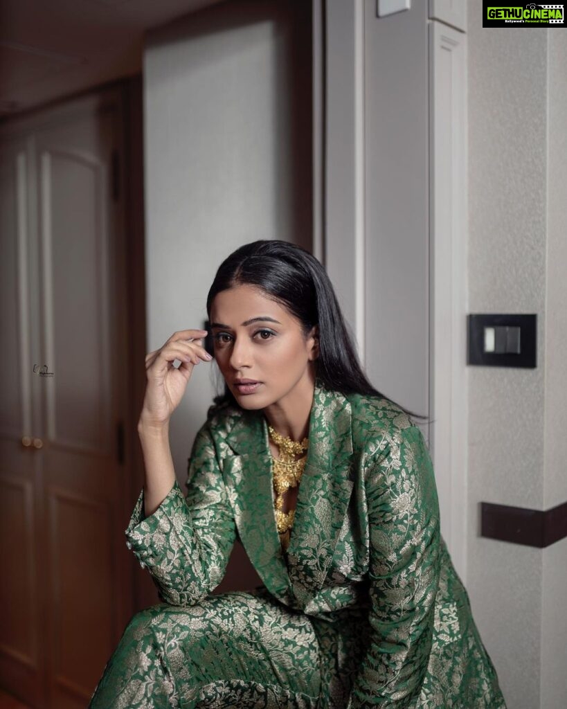 Priyamani Instagram - Green is neither attention seeking nor boring 💚💚💚 It’s the perfect balance 💚💚💚 For Filmfare2023… Outfit : @ziplinemade Styling : @theitembomb 💚💚 📸: @v_capturesphotography ❤️ MUH : @pradeep_makeup @shobhahawale #filmfare2023 #gogreen💚 #lovinglife💞