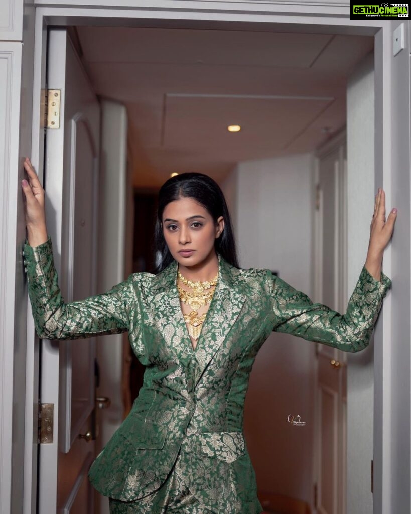 Priyamani Instagram - Green is neither attention seeking nor boring 💚💚💚 It’s the perfect balance 💚💚💚 For Filmfare2023… Outfit : @ziplinemade Styling : @theitembomb 💚💚 📸: @v_capturesphotography ❤️ MUH : @pradeep_makeup @shobhahawale #filmfare2023 #gogreen💚 #lovinglife💞