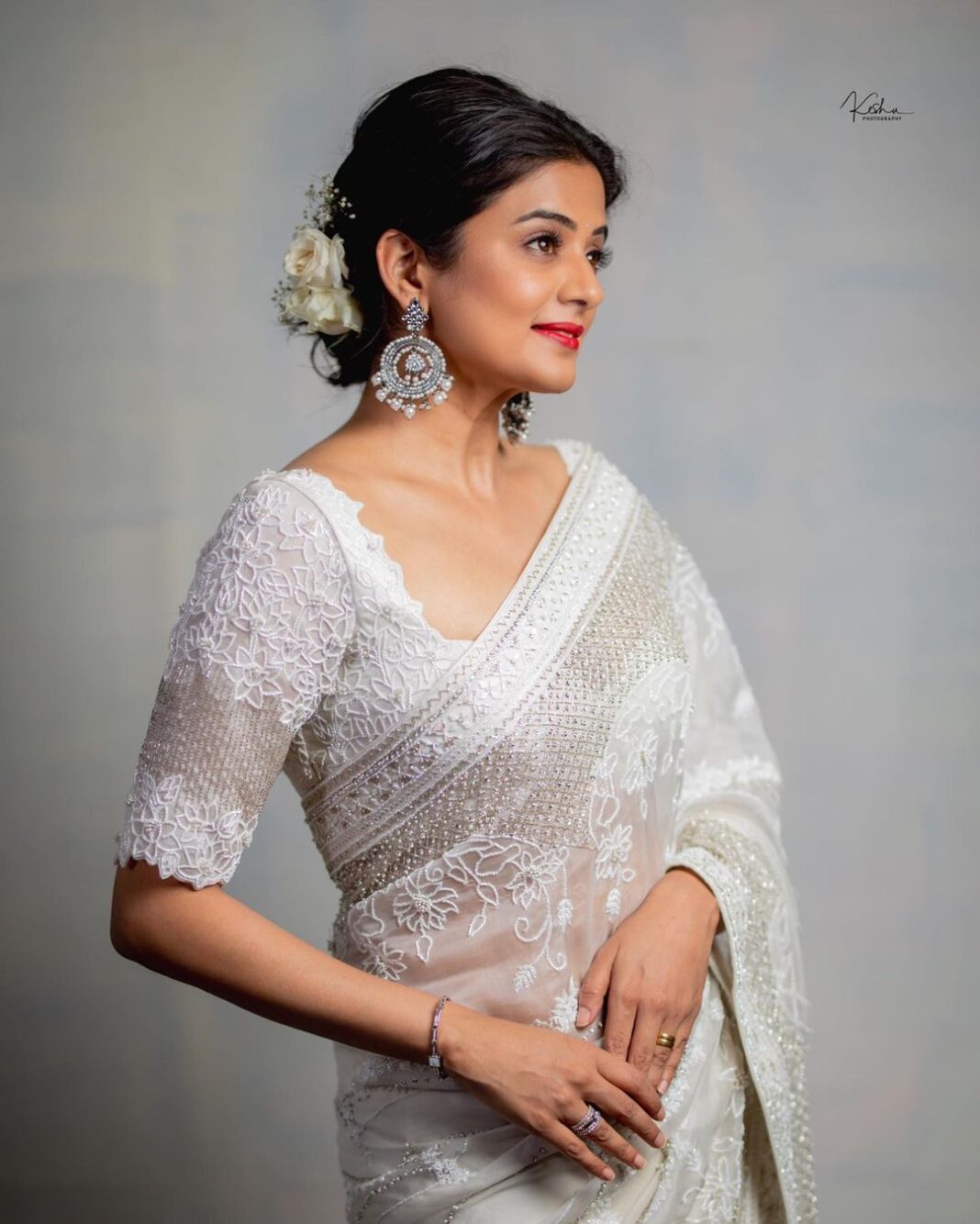 Priyamani Instagram - A woman in a white dress may look calm on the outside but has all the hidden energy and sensuality on the inside 🤍🤍🤍🤍🤍 Saree : @varunchakkilam Styling : @stylebyannapurna Jewellery : @thetrinkaholic 📸 : @they_call_me_keshu MUH: @pradeep_makeup @shobhahawale Personal assistant: @prasad_idiot #custodyfromtoday #whitesareelove