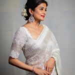 Priyamani Instagram - A woman in a white dress may look calm on the outside but has all the hidden energy and sensuality on the inside 🤍🤍🤍🤍🤍 Saree : @varunchakkilam Styling : @stylebyannapurna Jewellery : @thetrinkaholic 📸 : @they_call_me_keshu MUH: @pradeep_makeup @shobhahawale Personal assistant: @prasad_idiot #custodyfromtoday #whitesareelove