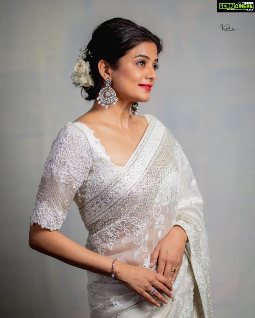 Priyamani Instagram - A woman in a white dress may look calm on the outside but has all the hidden energy and sensuality on the inside 🤍🤍🤍🤍🤍 Saree : @varunchakkilam Styling : @stylebyannapurna Jewellery : @thetrinkaholic 📸 : @they_call_me_keshu MUH: @pradeep_makeup @shobhahawale Personal assistant: @prasad_idiot #custodyfromtoday #whitesareelove