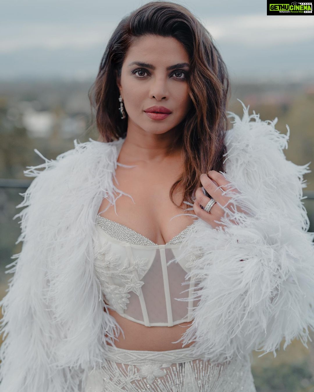 Priyanka Chopra Instagram - South Asian Excellence at the Oscars Photographer: @tylerhenderson Hair: @bridgetbragerhair Makeup: @missjobaker Jewellery: @bulgari Styling: @stylebyami In @falgunishanepeacockindia Los Angeles, California