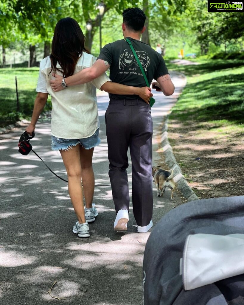 Priyanka Chopra Instagram - What dreams are made of…. ❤👶💚 #MM #familytime 📸: @mamadjonas New York, New York