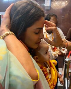 Priyanka Chopra Instagram - MM’s first trip to India had to be completed with Shree Siddhivinayak’s blessings 🙏🏽❤️

#HanumanJayanti #GanpatiBappaMorya
