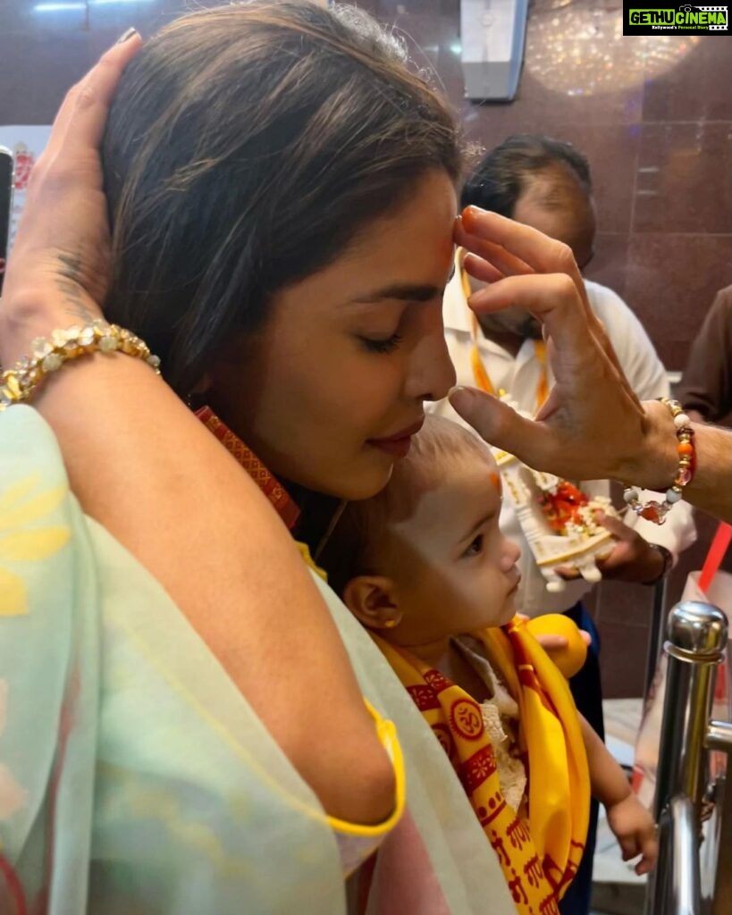 Priyanka Chopra Instagram - MM’s first trip to India had to be completed with Shree Siddhivinayak’s blessings 🙏🏽❤️ #HanumanJayanti #GanpatiBappaMorya Siddhivinayak Temple, Mumbai