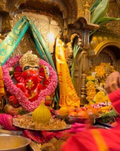Priyanka Chopra Instagram - MM’s first trip to India had to be completed with Shree Siddhivinayak’s blessings 🙏🏽❤️

#HanumanJayanti #GanpatiBappaMorya