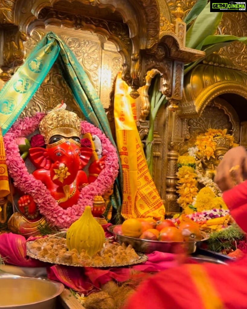 Priyanka Chopra Instagram - MM’s first trip to India had to be completed with Shree Siddhivinayak’s blessings 🙏🏽❤️ #HanumanJayanti #GanpatiBappaMorya Siddhivinayak Temple, Mumbai