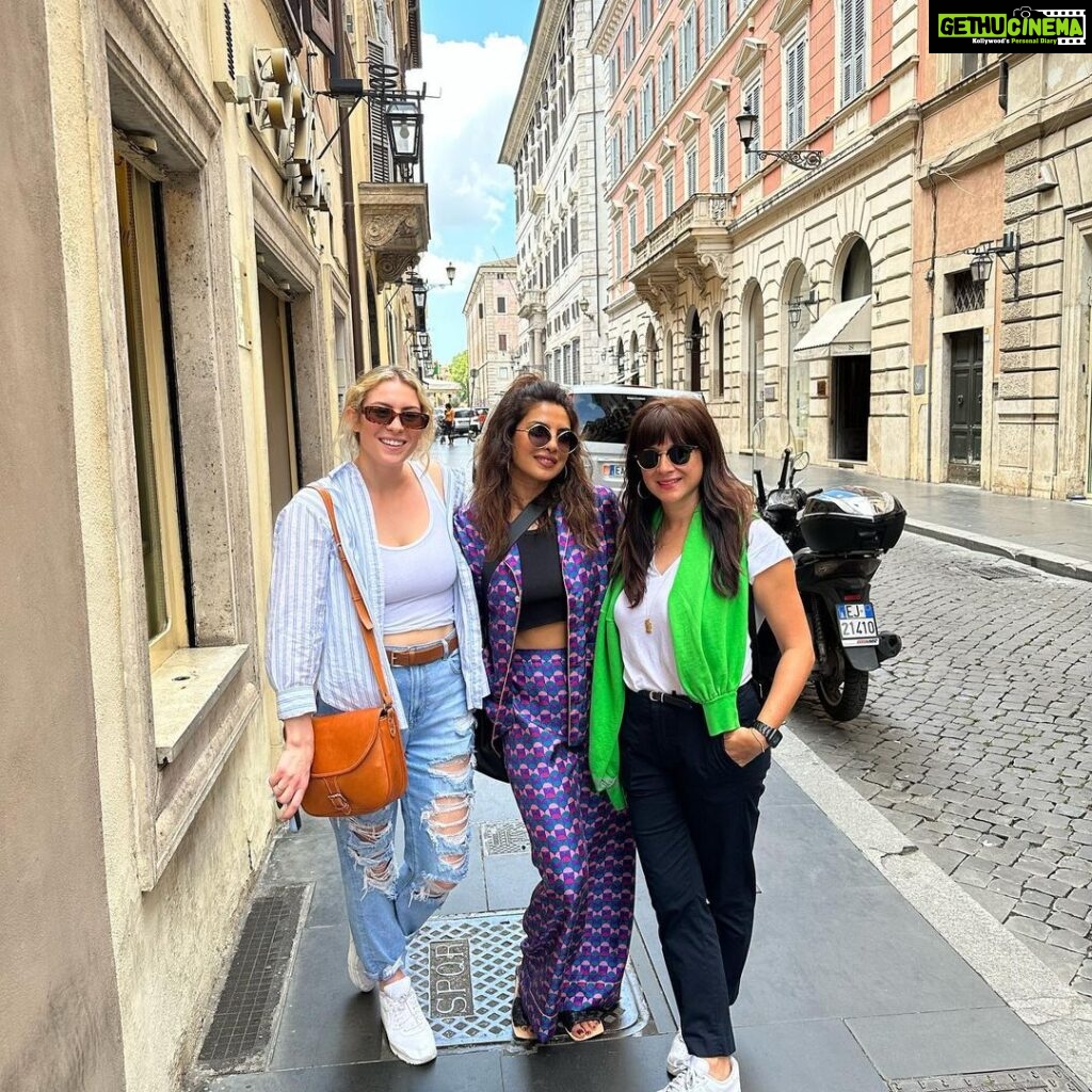 Priyanka Chopra Instagram - Italia photo dump 🇮🇹 ❤ 🌟 #bestteamever @bulgari Rome,ltaly