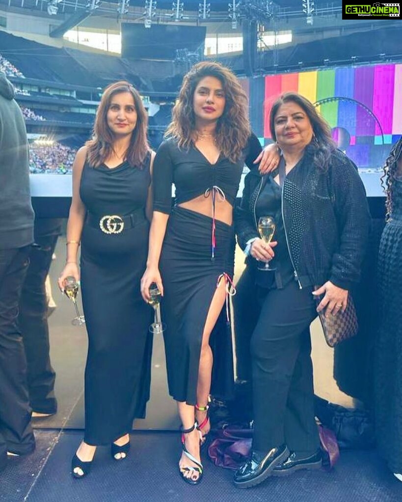 Priyanka Chopra Instagram - I dream it, I work hard. I grind 'til I own it, I twirl on them haters - Beyoncé Damn! What a woman and what a night. With my main girls❤ @tam2cul @drmadhuakhourichopra So glad you could finally see it @neeshnation ❤ #blueivy was amazing 🤩 dancers we’re 🔥 😘 Thank you #JayZ and Queen @beyonce for the incredible hospitality. Thank you @nickjonas for the most memorable night! Love u baby #renaissanceworldtour Tottenham Hotspur Stadium