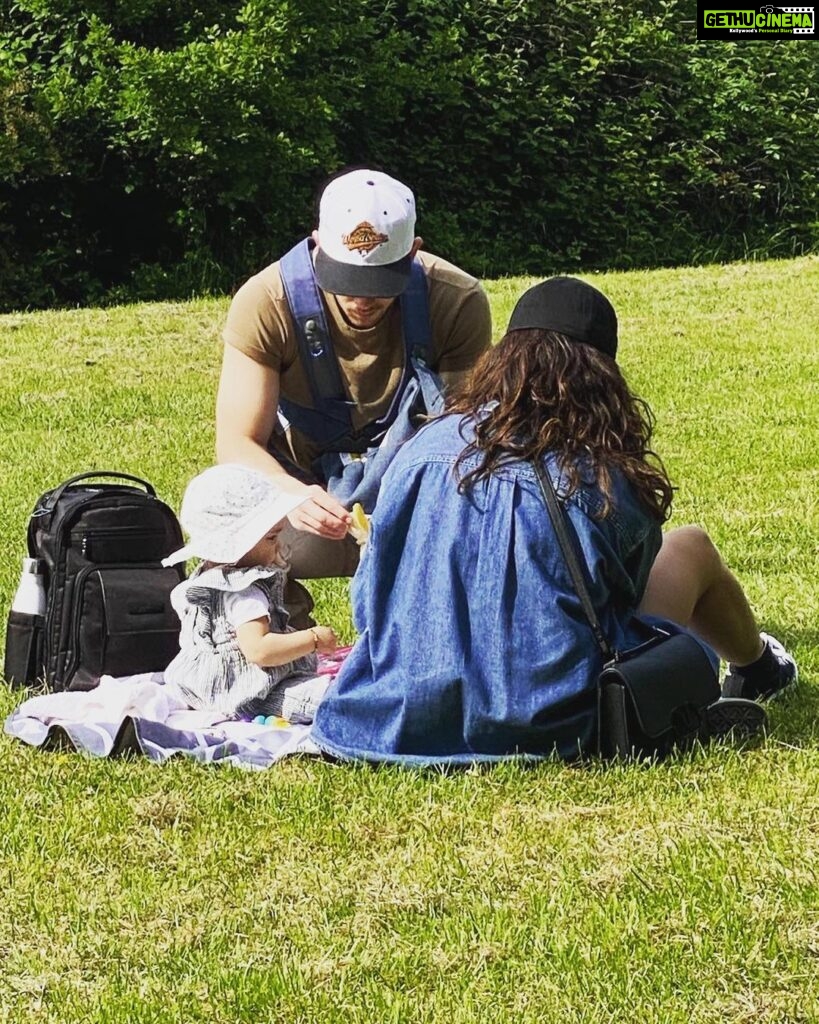 Priyanka Chopra Instagram - Sundays are for picnics. ❤🧿 London, United Kingdom