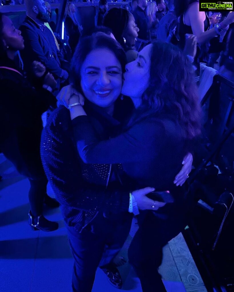 Priyanka Chopra Instagram - I dream it, I work hard. I grind 'til I own it, I twirl on them haters - Beyoncé Damn! What a woman and what a night. With my main girls❤️ @tam2cul @drmadhuakhourichopra So glad you could finally see it @neeshnation ❤️ #blueivy was amazing 🤩 dancers we’re 🔥 😘 Thank you #JayZ and Queen @beyonce for the incredible hospitality. Thank you @nickjonas for the most memorable night! Love u baby #renaissanceworldtour Tottenham Hotspur Stadium