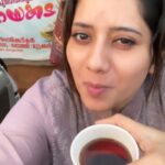 Priyanka Deshpande Instagram - Chilling with some kattan chaaya in Kerala . . . @silvertreeoffl #1MinMusic #1MinMusicVideo