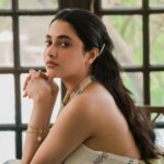 Priyanka Mohan Instagram – All that magic in the frame💫 

Styled by @pallavi_85 @openhousestudio.in 
Outfit @shopverb 
Jewellery @mykreshya 
M&H @kalwon_beauty @puii_c_ammy 
📸 @hunar.daga