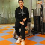 Priyanka Mondal Instagram - Thank you so much @indulgexpress & @sharmighosal for this honour. I’m so grateful to give away the awards to the winners. I love this & thoroughly enjoyed the whole thing. @getfitatskulpt is also a great gym with so many equipments. I thank Indulge for taking such a wonderful initiative to keep people fit ♥️ Mkup & hair done by @pritha_dutta_official #priyankamondalofficial Skulpt.