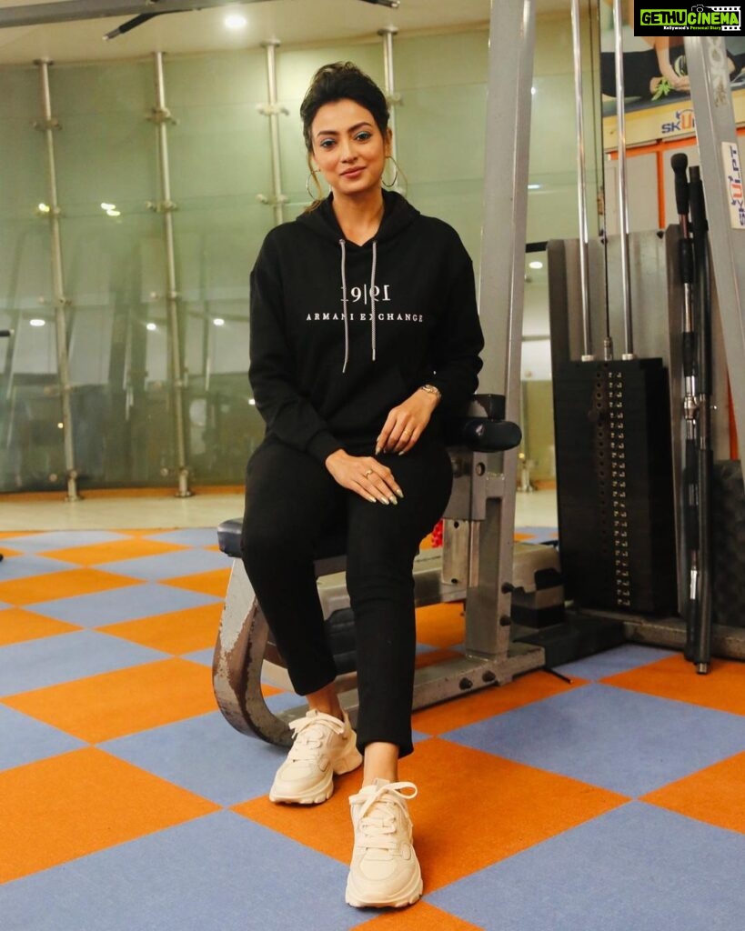 Priyanka Mondal Instagram - Thank you so much @indulgexpress & @sharmighosal for this honour. I’m so grateful to give away the awards to the winners. I love this & thoroughly enjoyed the whole thing. @getfitatskulpt is also a great gym with so many equipments. I thank Indulge for taking such a wonderful initiative to keep people fit ♥ Mkup & hair done by @pritha_dutta_official #priyankamondalofficial Skulpt.
