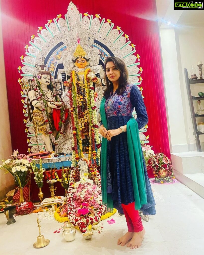 Priyanka Mondal Instagram - May Ma bless us all with the right spirit. Meeting my wonderful friends at @abhijitpl2 's Annapurna Puja