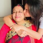 Priyanka Mondal Instagram - অনেক ফুটেজ খেয়ে শেষমেশ ছবি তোলার জন্য যখন রাজি হলেন মা ♥️ #priyankamondalofficial Nadia