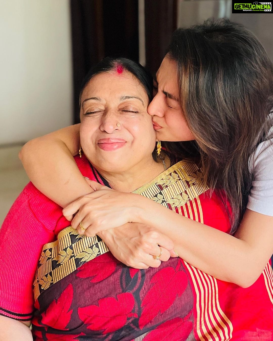Priyanka Mondal Instagram - অনেক ফুটেজ খেয়ে শেষমেশ ছবি তোলার জন্য যখন রাজি হলেন মা ♥️ #priyankamondalofficial Nadia