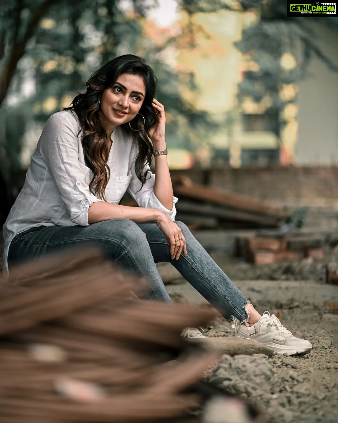 Priyanka Mondal Instagram - Looking at You 🤍 📷 - @koustavdutta1712 🔗 - @rudrakshprnads #photo #portraits #photooftheday #kolkataphotography #kolkatastreetphotography #kolkataportraits #kolkatadiaries #trending #explorepage #foryou #instafashion #priyankamondal #priyankamondalofficial #instagood #instagram Kolkata, India