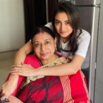 Priyanka Mondal Instagram - অনেক ফুটেজ খেয়ে শেষমেশ ছবি তোলার জন্য যখন রাজি হলেন মা ♥️ #priyankamondalofficial Nadia