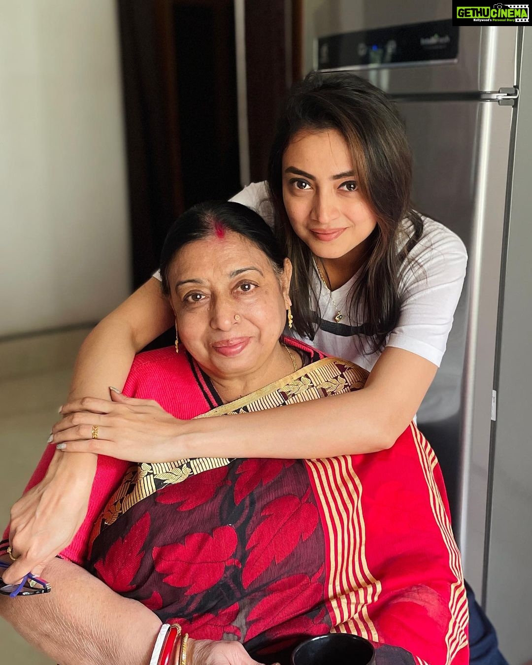 Priyanka Mondal Instagram - অনেক ফুটেজ খেয়ে শেষমেশ ছবি তোলার জন্য যখন রাজি হলেন মা ♥️ #priyankamondalofficial Nadia
