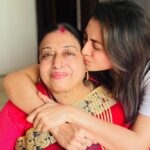 Priyanka Mondal Instagram - অনেক ফুটেজ খেয়ে শেষমেশ ছবি তোলার জন্য যখন রাজি হলেন মা ♥️ #priyankamondalofficial Nadia