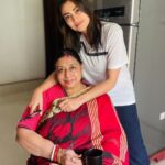 Priyanka Mondal Instagram - অনেক ফুটেজ খেয়ে শেষমেশ ছবি তোলার জন্য যখন রাজি হলেন মা ♥️ #priyankamondalofficial Nadia