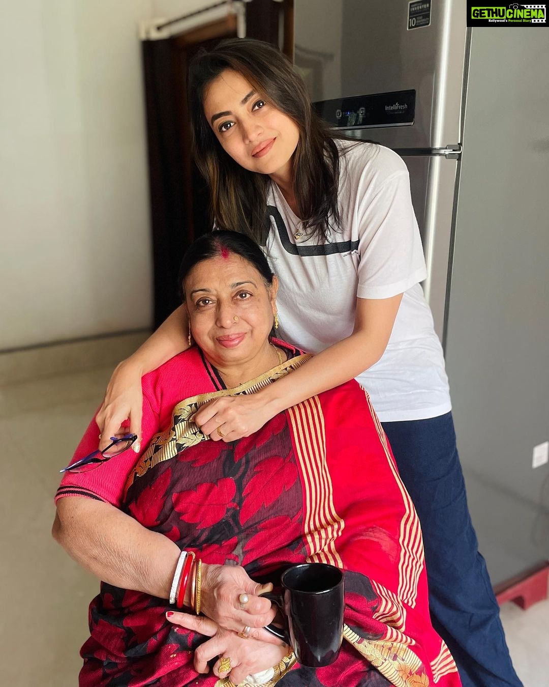 Priyanka Mondal Instagram - অনেক ফুটেজ খেয়ে শেষমেশ ছবি তোলার জন্য যখন রাজি হলেন মা ♥️ #priyankamondalofficial Nadia