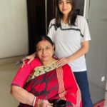 Priyanka Mondal Instagram - অনেক ফুটেজ খেয়ে শেষমেশ ছবি তোলার জন্য যখন রাজি হলেন মা ♥️ #priyankamondalofficial Nadia