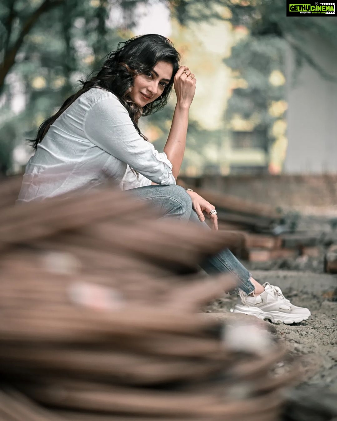 Priyanka Mondal Instagram - Looking at You 🤍 📷 - @koustavdutta1712 🔗 - @rudrakshprnads #photo #portraits #photooftheday #kolkataphotography #kolkatastreetphotography #kolkataportraits #kolkatadiaries #trending #explorepage #foryou #instafashion #priyankamondal #priyankamondalofficial #instagood #instagram Kolkata, India