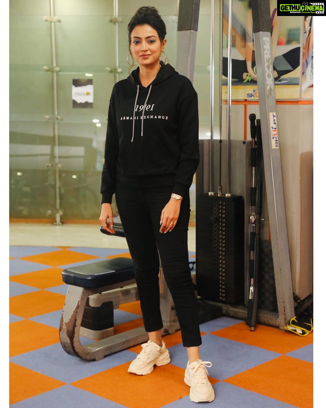 Priyanka Mondal Instagram - Thank you so much @indulgexpress & @sharmighosal for this honour. I’m so grateful to give away the awards to the winners. I love this & thoroughly enjoyed the whole thing. @getfitatskulpt is also a great gym with so many equipments. I thank Indulge for taking such a wonderful initiative to keep people fit ♥️ Mkup & hair done by @pritha_dutta_official #priyankamondalofficial Skulpt.
