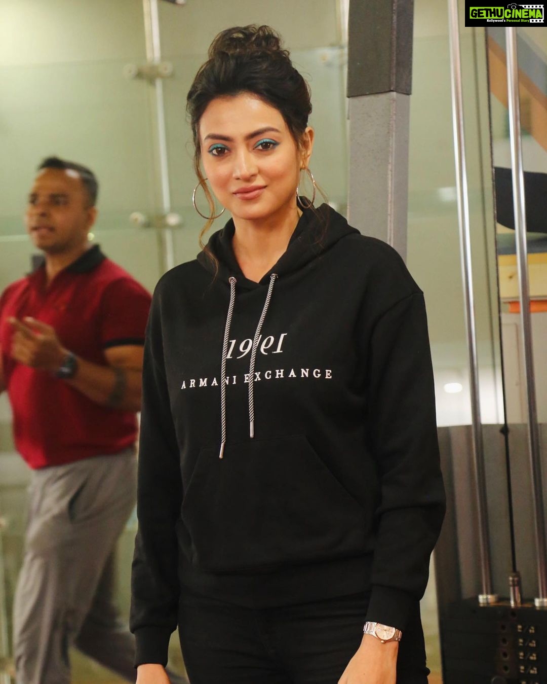 Priyanka Mondal Instagram - Thank you so much @indulgexpress & @sharmighosal for this honour. I’m so grateful to give away the awards to the winners. I love this & thoroughly enjoyed the whole thing. @getfitatskulpt is also a great gym with so many equipments. I thank Indulge for taking such a wonderful initiative to keep people fit ♥️ Mkup & hair done by @pritha_dutta_official #priyankamondalofficial Skulpt.