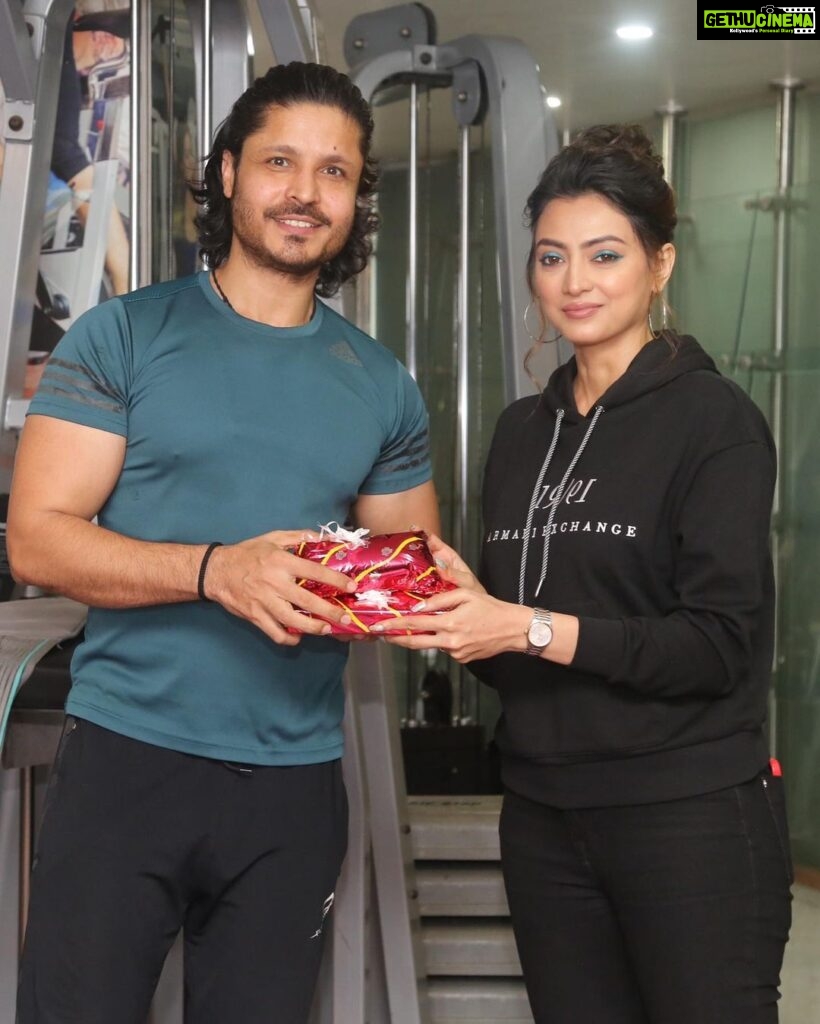 Priyanka Mondal Instagram - Thank you so much @indulgexpress & @sharmighosal for this honour. I’m so grateful to give away the awards to the winners. I love this & thoroughly enjoyed the whole thing. @getfitatskulpt is also a great gym with so many equipments. I thank Indulge for taking such a wonderful initiative to keep people fit ♥️ Mkup & hair done by @pritha_dutta_official #priyankamondalofficial Skulpt.