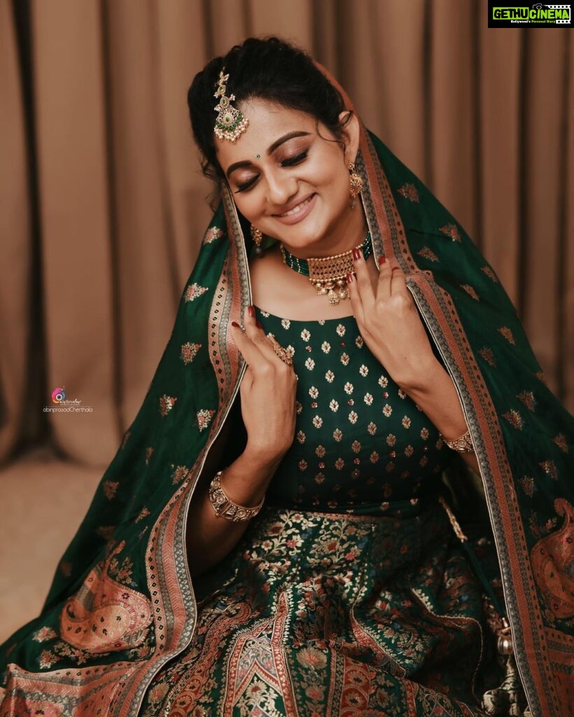 Priyanka Nair Instagram - 📸 @abinprasad_cherthala Costume - @poonolilsilks Makeup and hairstyle - @mukeshmuralimakeover #green #instaday #priyankanair #newbehinings