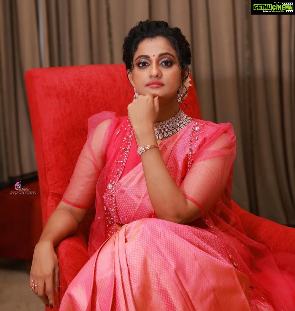 Priyanka Nair Instagram - 📸 @abinprasad_cherthala Costume - @poonolilsilks Makeup and hairstyle - @mukeshmuralimakeover #saree #bridal #instagram #priyankanair