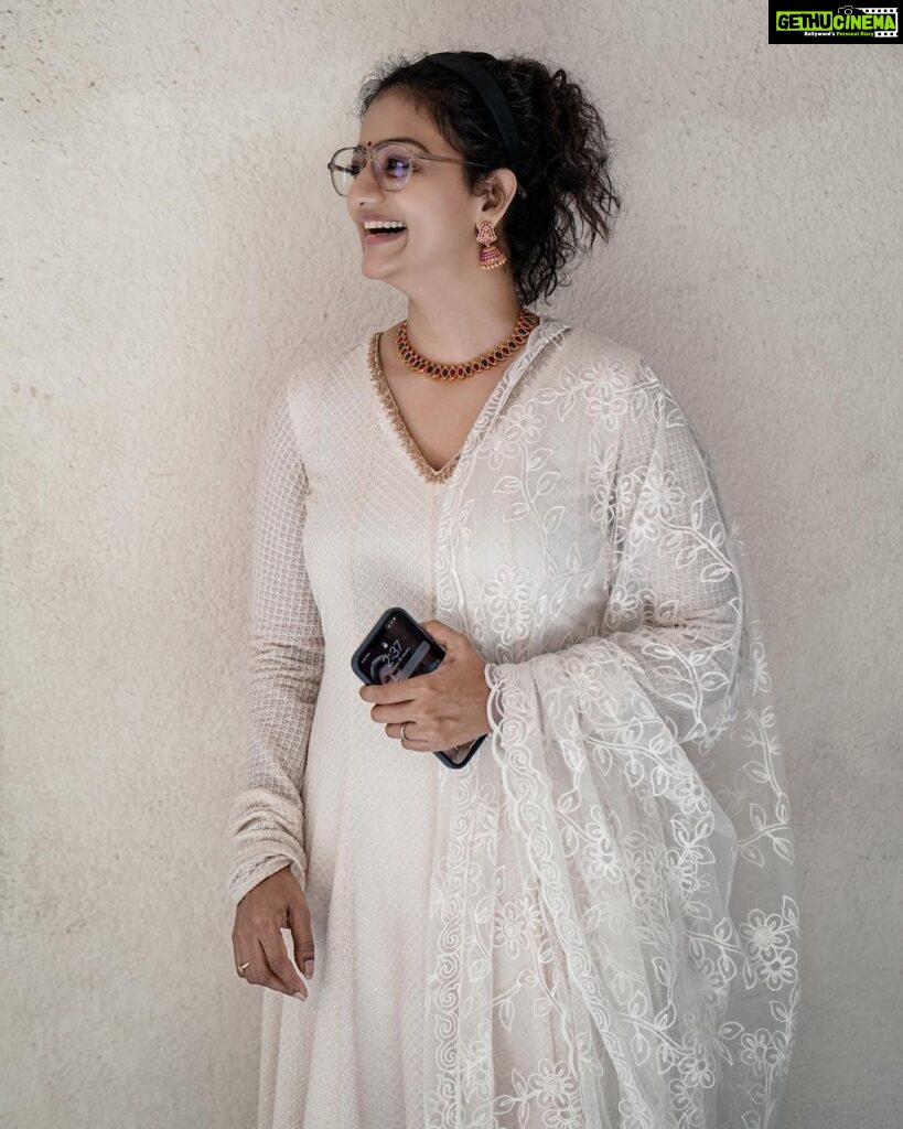 Priyanka Nair Instagram - Happy white hour 🤍 📸 @anzar_gvr #white #priyankanair #instapic #instagram