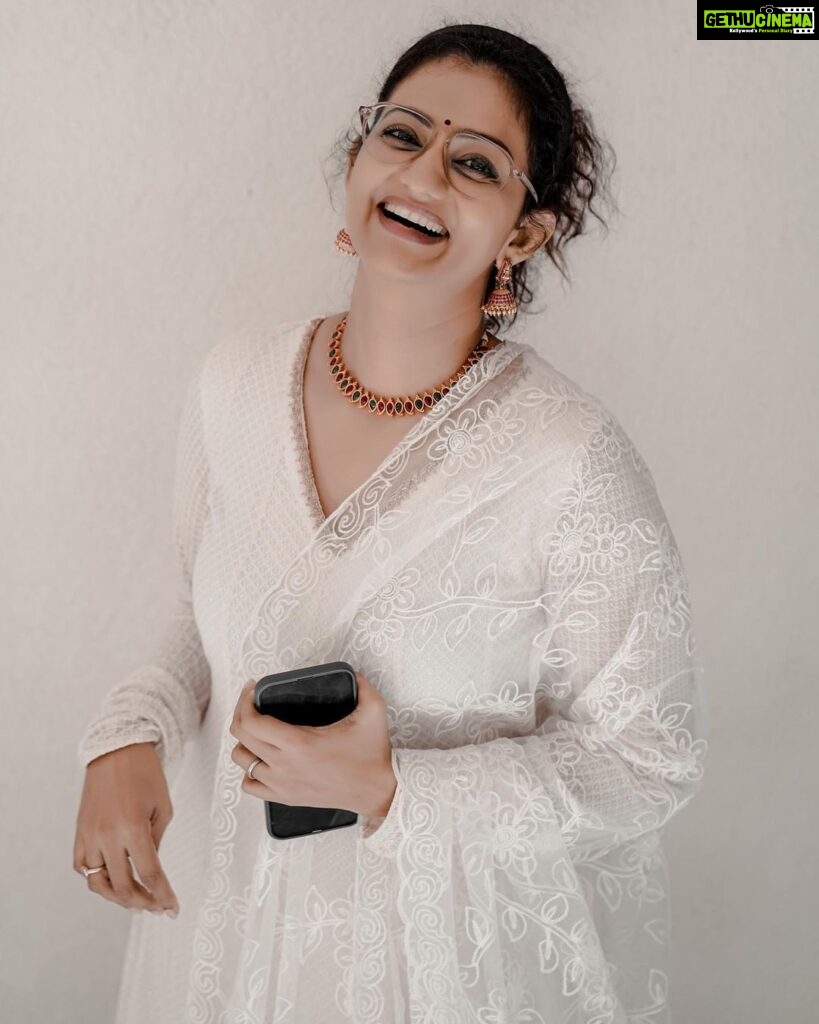 Priyanka Nair Instagram - Happy white hour 🤍 📸 @anzar_gvr #white #priyankanair #instapic #instagram