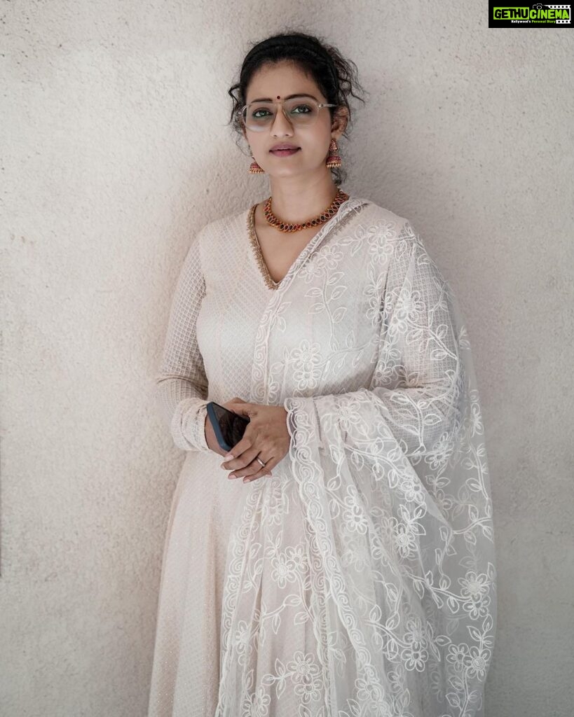 Priyanka Nair Instagram - Happy white hour 🤍 📸 @anzar_gvr #white #priyankanair #instapic #instagram