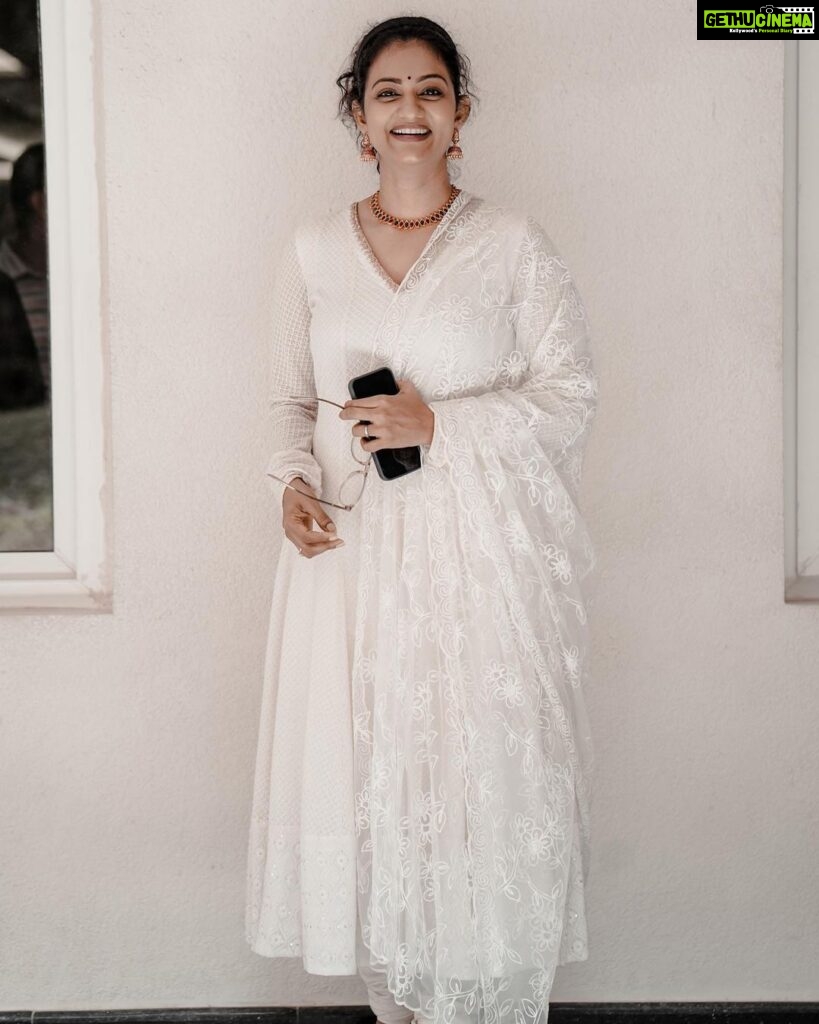 Priyanka Nair Instagram - Happy white hour 🤍 📸 @anzar_gvr #white #priyankanair #instapic #instagram