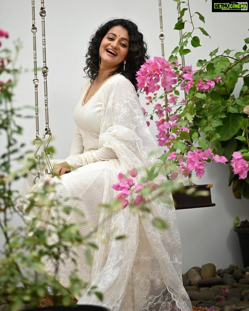 Priyanka Nair Instagram - Colors are the smiles of nature 📸 @missindia_tvm #whitelove #priyankanair