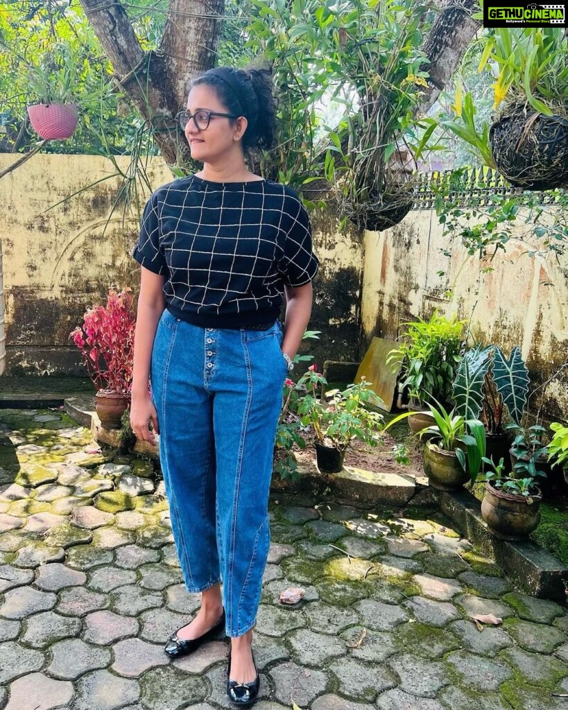 Priyanka Nair Instagram - Perfect is an illusion 📸 Appu 😘 #illution #instagram #priyankanair #casualwearmen